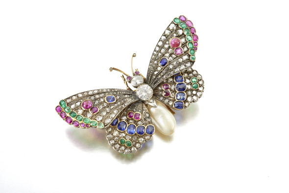 Butterfly brooch designed as a butterfly, gem set with emerald, ruby, sapphire and diamonds, the body with a natural pearl, gross weight approximately 22 grams EST. € 3.000 - € 5.000 