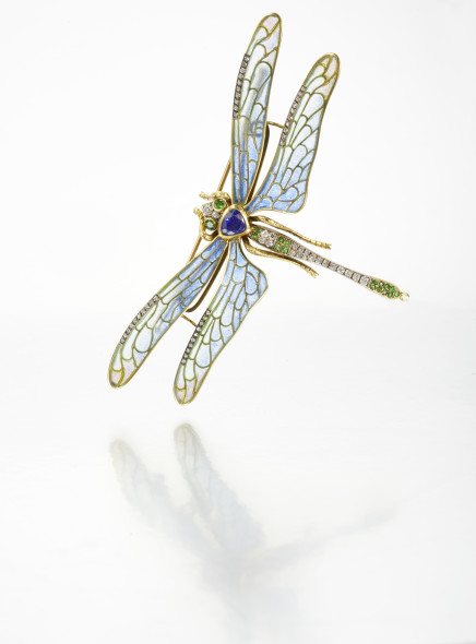 Dragonfly brooch designed as a dragonfly, body of a heart shaped sapphire, head and tail highlighted with round emeralds and diamonds, the wings applied with plique-à-jour enamel and set with diamonds, gross weight approximately 26 grams EST. € 3.000 - € 5.000 