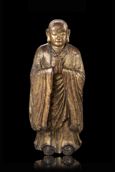 lotto 152 Scultura in legno laccato e dorato raffigurante monaco buddhista su base rettangolare. Cina, dinastia Ming (1368-1644) Valutazione 20.000 - 25.000€ Aggiudicazione: 40.000 €
