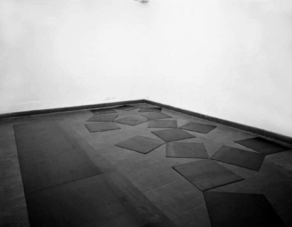 Installazione realizzata a 4 mani da Carrino (a sinistra) e Mazzone (a destra) per il progetto Convergenze 1997, alla Galleria AAM di Roma (foto Fabio Briguglio)