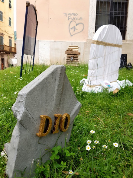 Cimitero Artisti Cattelan Carrara