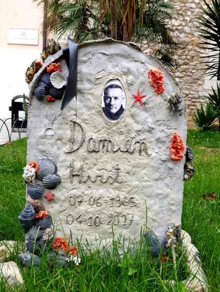 Cimitero Artisti Cattelan Carrara