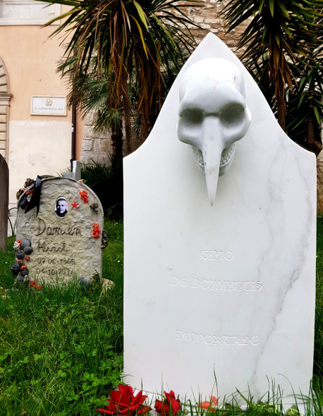 Cimitero Artisti Cattelan Carrara