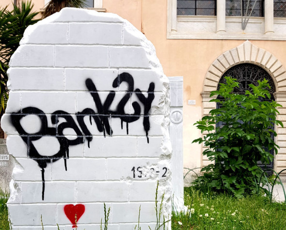 Banksy - Cimitero Artisti Cattelan Carrara