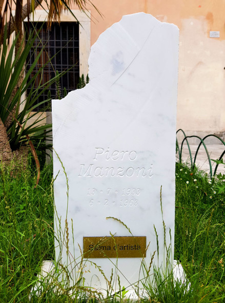 Cimitero Artisti Cattelan Carrara