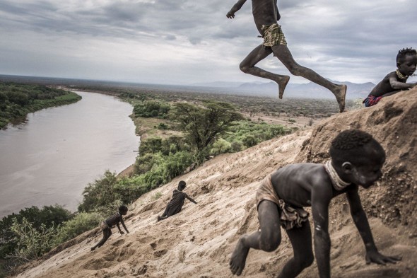 Fausto Podavini Omo Change I bambini del luogo giocano I bambini nostrani Karo giocano  sulle rive del fiume Omo in Etiopia. Fonte foto World Press Photo 2018