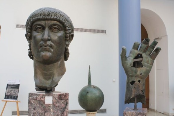 Frammenti statua Costantino presso i musei Capitolini