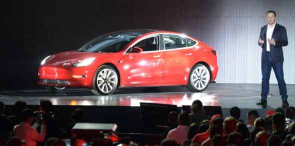 Elon Musk alla presentazione della Model 3, nel luglio del 2017. (Andrej Sokolow/picture-alliance/dpa/AP Images)