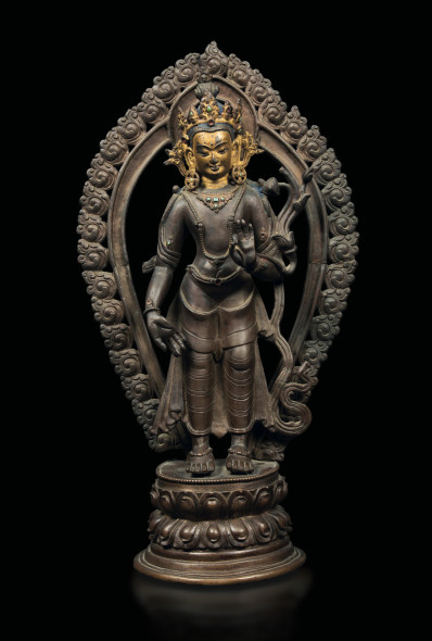 Lotto 611 (178827) Figura di Avalokitesvara con aura stante su doppio fiore di loto in bronzo con tracce di doratura, Tibet, XVIII secolo h cm 38 Stima € 4.000 - 6.000 Venduta a 35.000 €