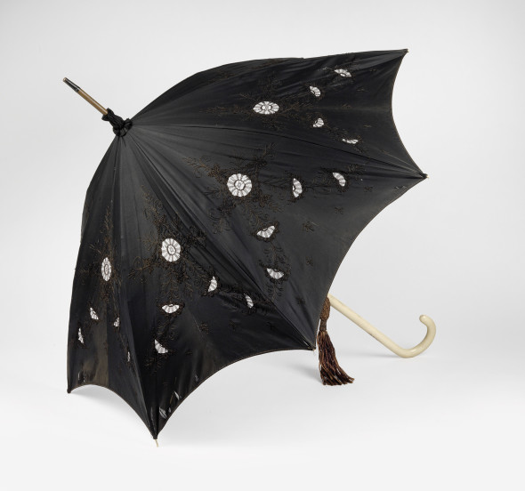 mperatrice Elisabetta d'Austria: parasole, sul manico è incisa l'iniziale "E" con la corona di Santo Stefano , ca.1890, prezzo realizzato € 18.750