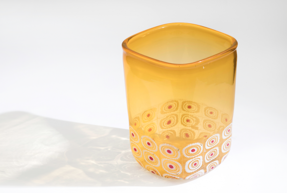Lotto 62 (178729) Fulvio Bianconi (1915-1996) Murano 1970 ca Grande vaso troncopiramidale in vetro soffiato arancione con decoro di fascia a murrine bicolori. Firma a punta. cm 27x27, altezza cm 36 Stima € 3.500 - 4.000 Venduto a 10.000 €