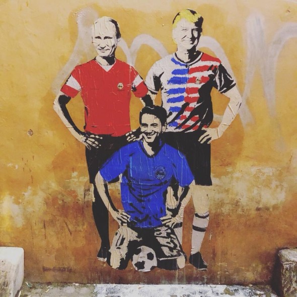 Giuseppe Conte raffigurato come un calciatore del Mondiale con Trump e Putin