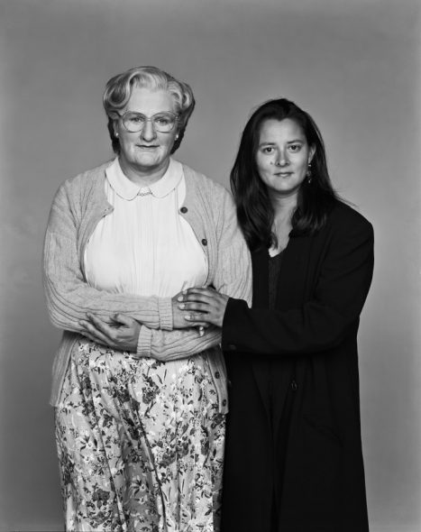 ©ARTHUR GRACE ROBIN WILLIAMS AS MRS. DOUBTFIRE WITH MARSHA, 1993.