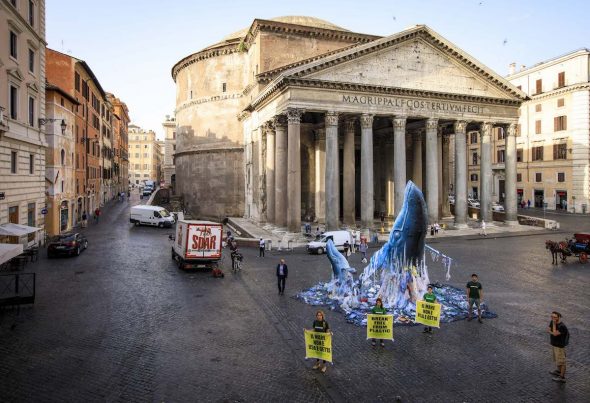 Installazione di due balene in un mare di plastica ad opera di Greenpeace di fronte al Pantheon di Roma