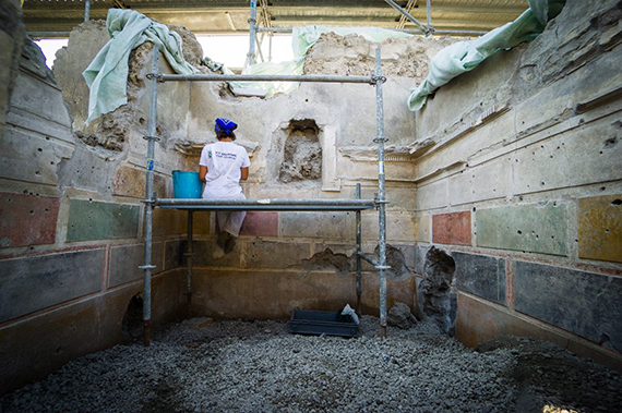 Ambiente con parete I stile nella Casa di Giove Casa di Giove a Pompei - angolo parete con pannelli che imitano marmi pregiati 