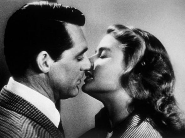Il bacio di Cary Grant e Ingrid Bergman nel film Notorious