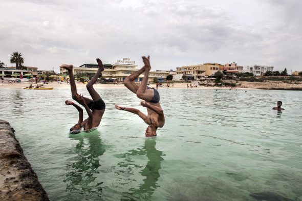 Isabella Balena, Un profugo somalo ed uno siriano sopravvissuti al naufragio del 3 ottobre fanno il bagno in una spiaggia, 2013, stampa Ink - Jet