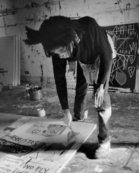 Jean-Michel Basquiat nel proprio atelier, 1983 © Roland Hagenberg