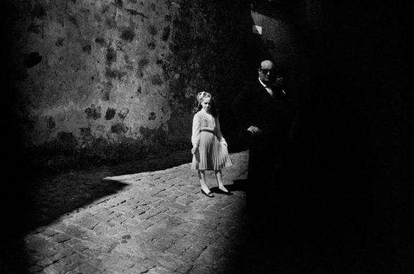Letizia Battaglia. Marineo, 1980. La bambina e il buio