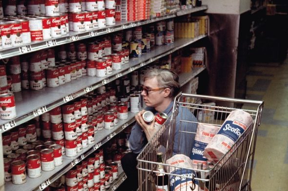 Andy Warhol in un supermercato a New York, 1965. Photo © Bob Adelman
