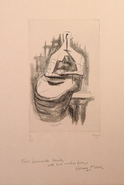 Henry Moore (1898-1986) Seated Woman 1967/8 incisione, es 7/20, firmata e dedicata matrice cm 18,5x12, foglio 33,5x24,6 stimato € € 300/400,00