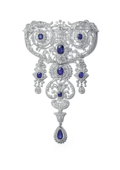  Cartier Ornamento per corsetto, 1907 Platino, diamanti, zaffiri Collezione Cartier    Credito fotografico: © Collezione Cartier