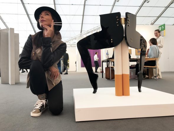 4 #SELFIEADARTE "Attenzione: creano un'elevata dipendenza” #AntheaHamilton Leg Chair (Cigarettes) 2014, Thomas Dane Gallery - London @FriezeArtFair #London @CleliaPatella