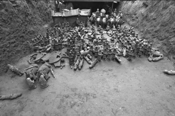 La scoperta della mini armata di terracotta (foto Chinese Cultural Relics)
