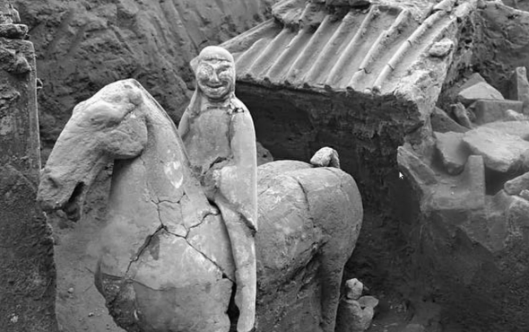 La scoperta della mini armata di terracotta (foto Chinese Cultural Relics)