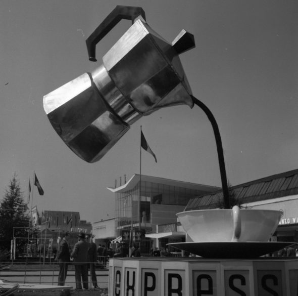 1954. Installazione pubblicitaria Bialetti alla Fiera Campionaria di Milano.