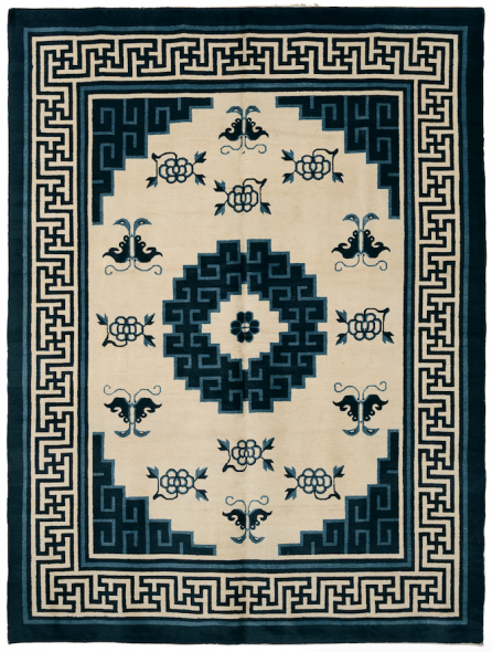 Lotto 19 (185017) Particolare tappeto, Cina XIX secolo campo chiaro con medaglione centrale geometrico circondato da farfalle dalle lunghe antenne e peonie. La bordura con la svastica ripetuta è simbolo di fortuna infinita, cm 360x260 Stima € 11.000-13.000