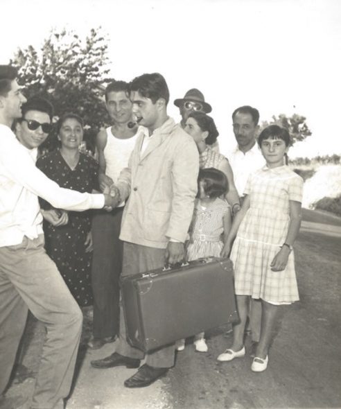 Giancarlo Politi in partenza per Milano, mentre stringe la mano a Claudio Verna, con accanto i suoi genitori Lascia o Raddoppia mi aveva reso famoso