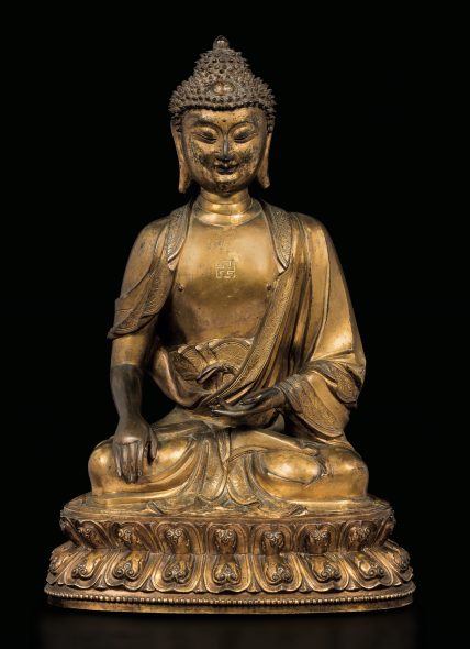 Lotto 226 (188232) Grande e magnifica figura di Buddha Sakyamuni in bronzo dorato, Cina, Dinastia Ming, XVXVI secolo h cm 41,5 € 120.000 - 150.000