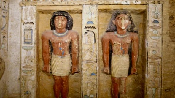 Statue policrome scoperte nella tomba a Saqqara, in Egitto