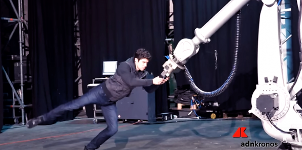 Roberto Bolle danza con un robot