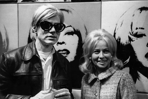 Holly Solomon e Andy Warhol (1966) di fronte al ritratto di Holly. Courtesy Christie's.