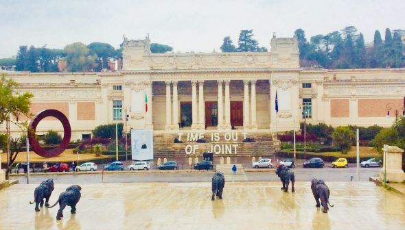 I leoni di bronzo di Davide Rivolta e sullo sfondo la Galleria Nazionale Foto ArsLife