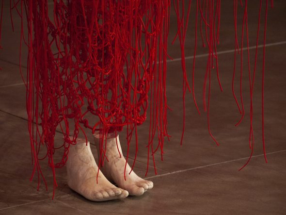 Chiharu Shiota, Me Somewhere Else (2018) presso la galleria Blain|Southern London, detail 1, foto di Kevin Bellò