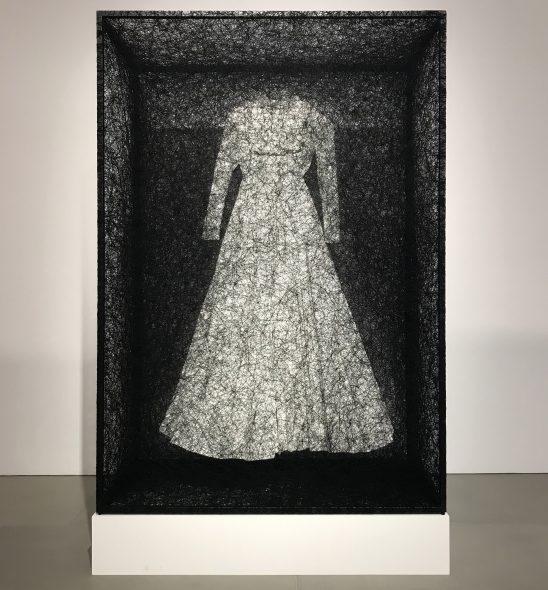 Chiharu Shiota, State of Being (Dress) (2018) presso la galleria Blain|Southern London, foto di Kevin Bellò