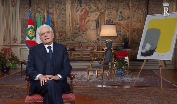 Il Presidente Mattarella durante il messaggio di fine anno, con l'opera alla sua sinistra