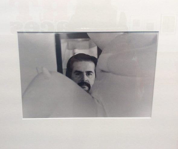 Nella fotografia esposta ad Art Faces Botero posa dietro una sua scultura