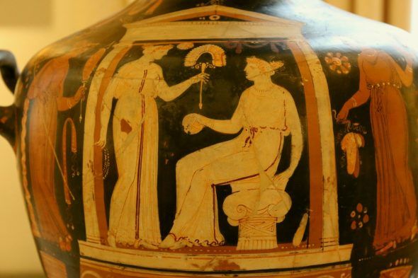 Hydria apula a figure rosse, attribuito alla scuola dei pittori Varrese e dei nasi camusi, 350-330 a.C.