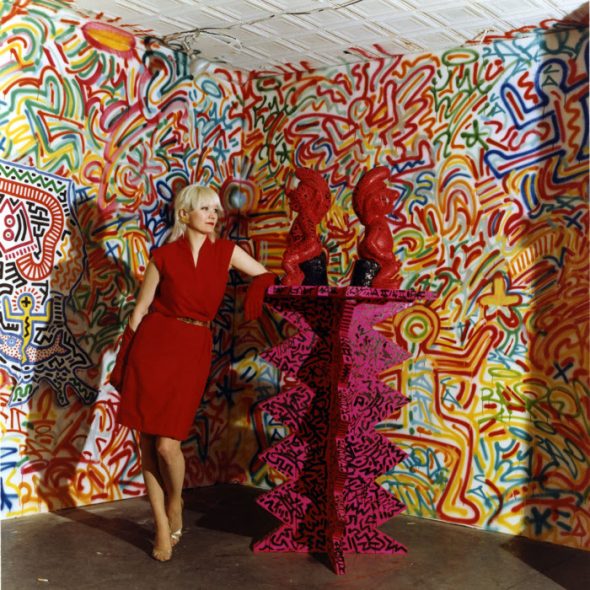 Patty Astor con opere di Keith Haring presso la Fun Gallery, 1983. Fotografia di Eric Kroll.