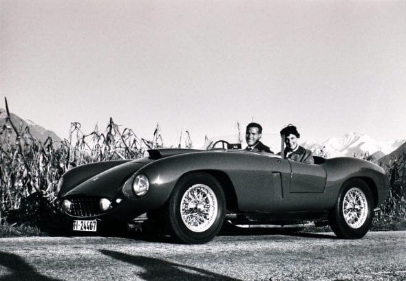 Luigi Pericle Giovannetti e la moglie Orsolina Klainguti sulla Ferrari dell’artista.