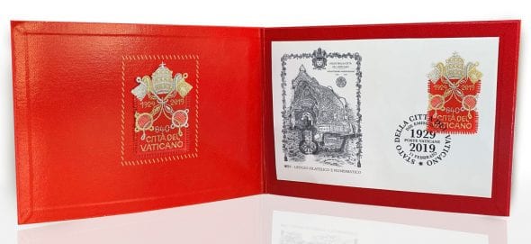 Il folder che contiene il francobollo i tessuto, nuovo e su busta giorno di emissione. Prezzo di vendita a 28 euro.