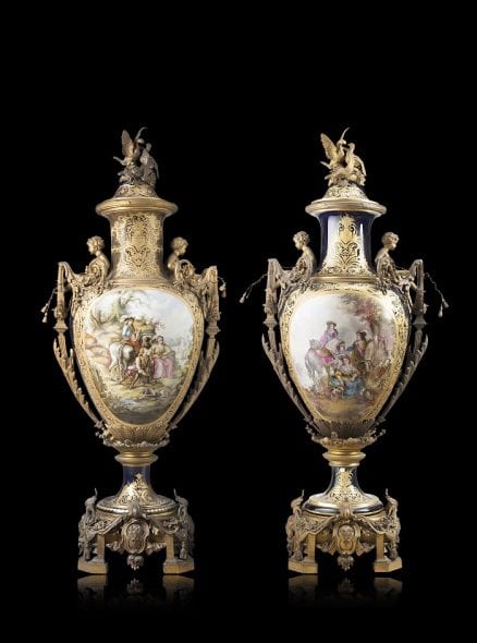 Lotto 47. Coppia di vasi di manifattura francese nello stile di Sèvres