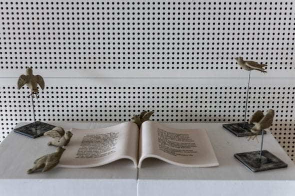 Sabrina Mezzaqui in collaborazione con / in partnership with Ceramiche F.lli Bartoloni Buona novella 12 uccellini in argilla dell’Arno, testo in ceramica, Doppio Circuito Scandicci 2019