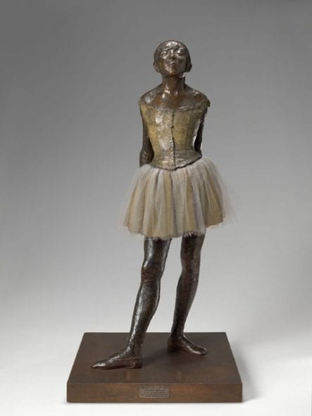 Edgar Degas (1834–1917). La piccola ballerina, di quattordici anni (The Little Dancer, Aged Fourteen), modello eseguito nel 1880 ca. (stampo dopo il 1922). Bronzo, abito in tessuto con tutù, e nastro per capelli in satin, 