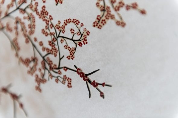 Sabrina Mezzaqui in collaborazione con Metalstudio e Ceramiche F.lli Bartoloni, Fiori minuti Carta, metallo, ceramica, paravento, Doppio Circuito Scandicci 2019