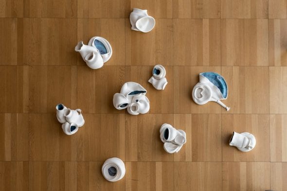 Claudia Losi in collaborazione con Ceramiche F.lli Bartoloni, Gesti dentro Ceramica bianca e smaltata, installazioni a dimensione variabile, Doppio Circuito Scandicci 2019